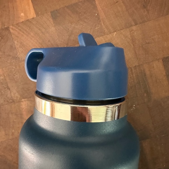 EUC Hydro Flask 32oz insulated cup with sipper top - Picture 4 of 6